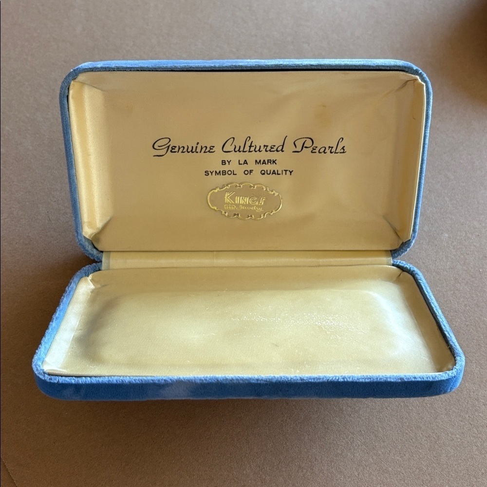 La Mark Genuine Cultured Pearls Box Blue velvet jewelry case